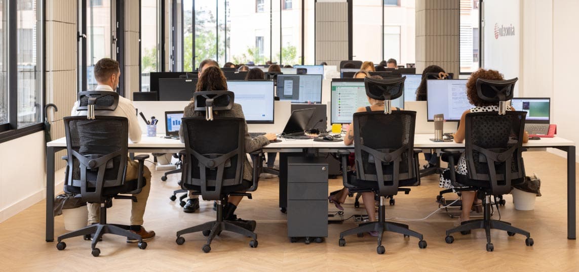 Colabora con nosotros 5 equipo de colaboradores en oficina de gestión vacacional